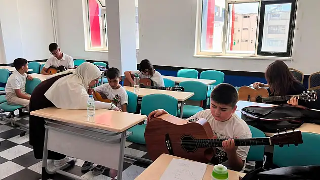Ülkü Ocakları'nda ücretsiz gitar kursları sürüyor