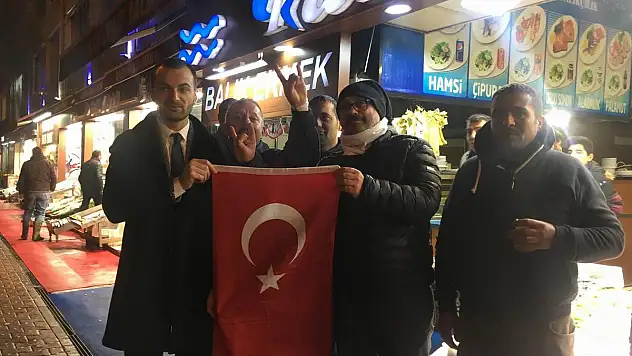 Ülkü Ocaklarından Esnafa Türk Bayrağı