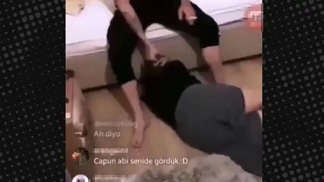 ÜMİTCAN UYGUN'UN ARKADAŞI GÖKHAN ÖZBOLAT CANLI YAYINDA GENÇ KIZI TEKME TOKAT DÖVDÜ