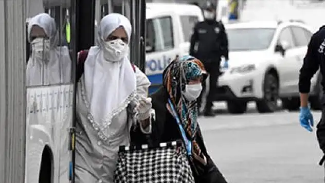 UMREDEN DÖNENLERİN KARANTİNA SÜRESİ UZATILDI