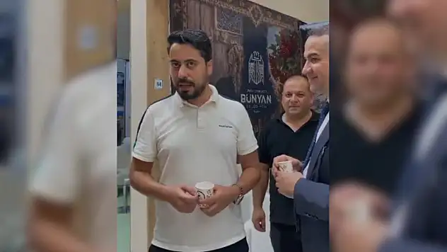 Ünlü fenomen Kayseri Tanıtım Günleri'nde gilaburu suyu içti