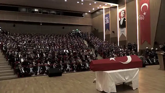 Ünlü İş Adamının Cenazesine Katılan İşçiler 'Hakkımızı Helal Etmiyoruz' Diye Bağırdı