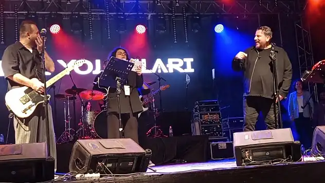 Ünlü müzik grubuna sahnede gelen sürpriz: Yıllar sonra gelen üniversite diploması