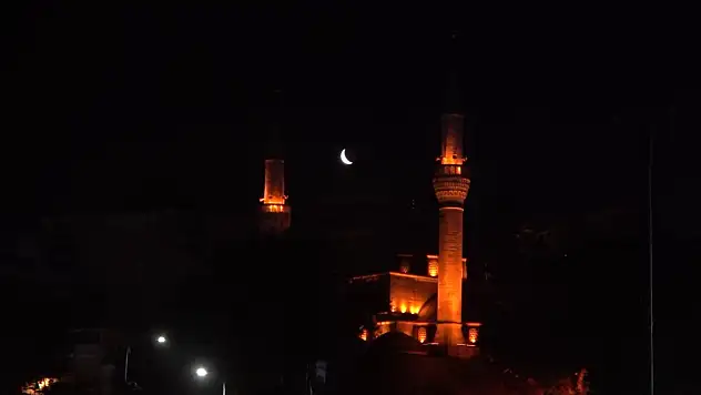 Üsküdar'da iki minare arasında beliren hilal, kartpostallık görüntü oluşturdu