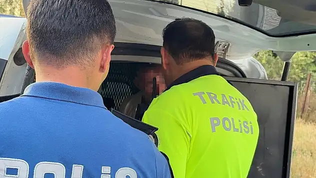 Uygulamada kimlik kontrolü yapılan çocuğun babası ekiplere zor anlar yaşattı
