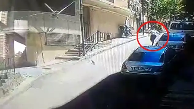 UYURGEZER GENÇ DÖRDÜNCÜ KATTAN OTOMOBİLİN ÜZERİNE DÜŞTÜ