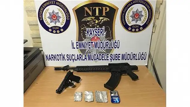 Uyuşturucu taciri tabanca ve tüfekle yakalandı