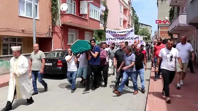 Uyuşturucudan ölen arkadaşının cenazesinde pankart taşıyan kişi, uyuşturucuyla yakalandı