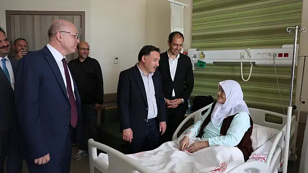 Vali Çiçek'ten hastanede bayram ziyareti