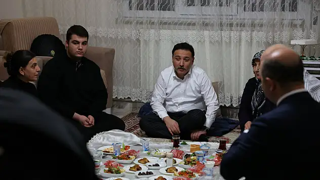 Vali Çiçek vatandaşın iftar sofrasına misafir oldu