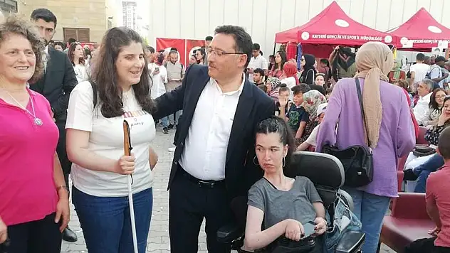 VALİ ÇİÇEK'TEN PASAPORT ÇIKARTAMAYAN ENGELLİ ÖĞRENCİYE YARDIM SÖZÜ