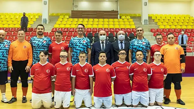 VALİ GÜNAYDIN, DOWN SENDROMLULAR FUTSAL MİLLİ TAKIMI ANTRENMANINI İZLEDİ