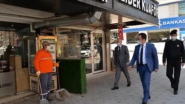 VALİ ŞENTÜRK, VATANDAŞLARA MASKE DAĞITIMI GERÇEKLEŞTİRDİ