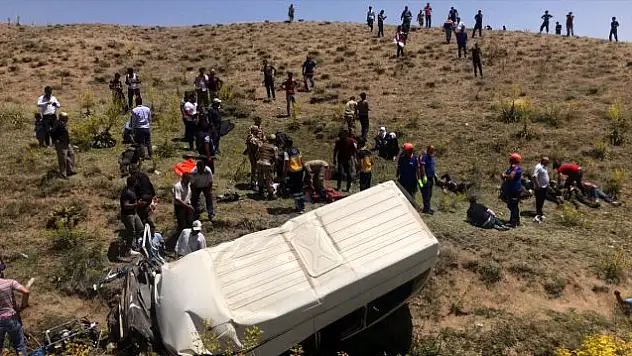 Van'da yolcu minibüsü takla attı: Çok sayıda ölü ve yaralı var