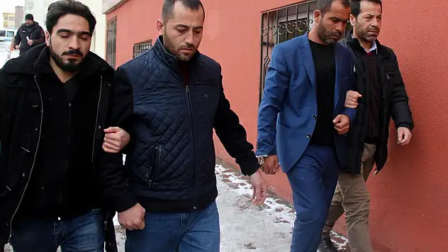 Vatandaşa zorla senet imzalattıran zanlılar yakalandı