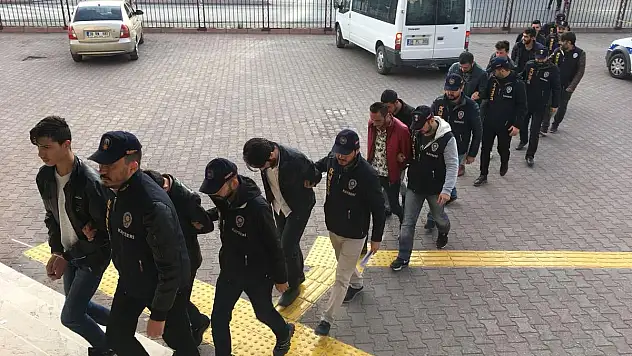 Vatandaşların banka hesaplarını boşaltan 17 kişi yakalandı