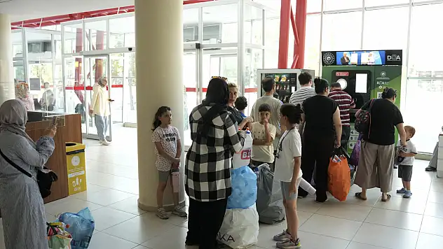 Vatandaştan 1 lira veren 'sıfır atık' makinelerine yoğun ilgi