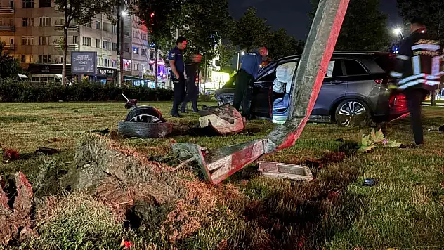 Virajı alamayan araç aydınlatma direğini yerinden söktü: 1 yaralı