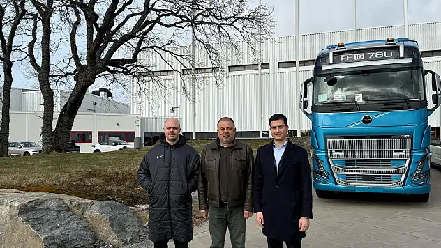 VOLVO'DAN ABC LOJİSTİK'E TARİHİ JEST: İSVEÇ'TE İLK KEZ TÜRK BAYRAĞI GÖNDERE ÇEKİLDİ