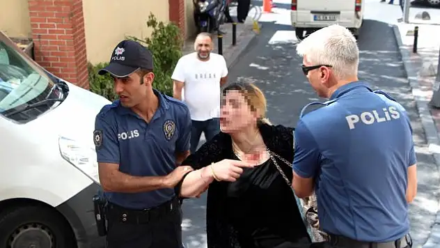 Vücudu Bıçak İzleriyle Dolu Kadının Çığlıkları Mahalleyi Ayağa Kaldırdı