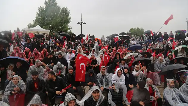 Yağmur dinlemediler, milli takım için meydana koştular