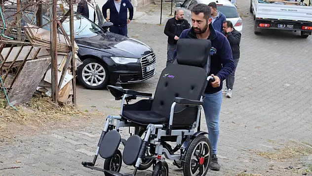 Yahyalı Belediyesi'nden engelli vatandaşa akülü araç desteği