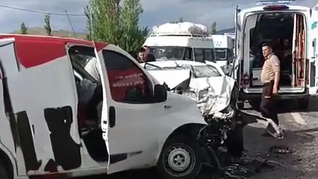 Yahyalı'da hafif ticari araç ile otomobil çarpıştı: 1 ölü, 2 yaralı