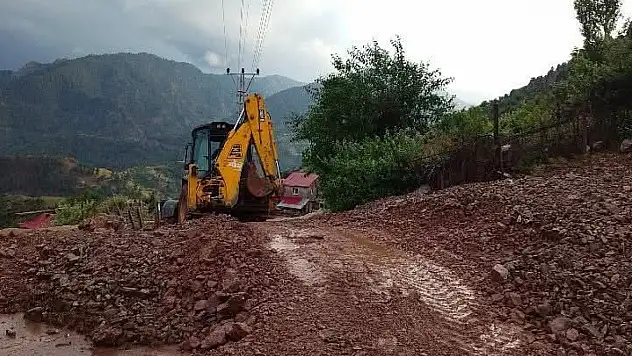 Yahyalı'da sel nedeniyle kapanan mahalle yolu ulaşıma açıldı