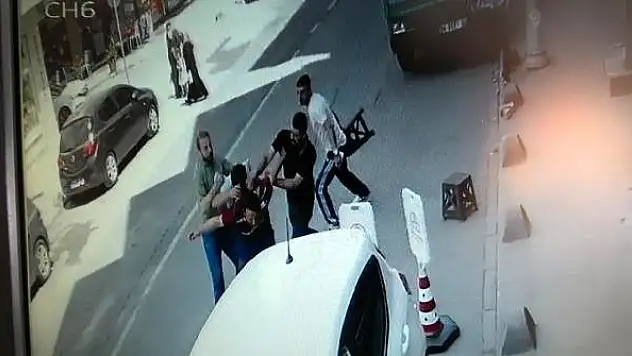 Yan bakma kavgasında, saldırgan yanlış kişiyi vurdu!