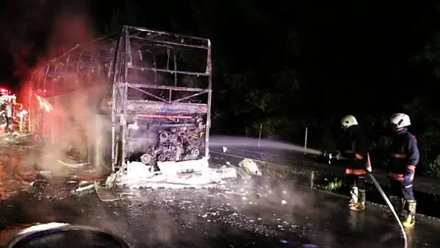 YANAN ARACIN ŞÖFÖRÜ YOLCULARIN HAYATINI KURTARDI