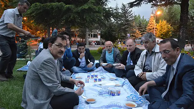 YAPTIRDIĞI OKULUN ÖĞRENCİLERİNE İFTAR VERDİ