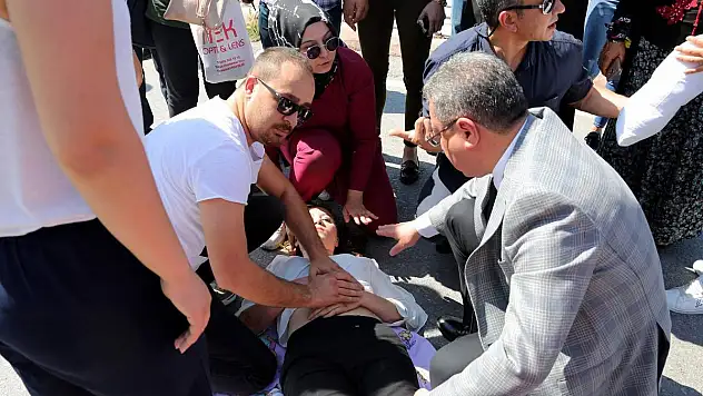 Yaralı öğrenciye ilk müdahaleyi rektör yaptı