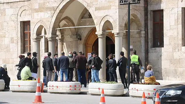 YARDIM KUYRUĞU SANDILAR, SEYAHAT İZİN KUYRUĞU ÇIKTI