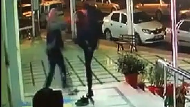 YAŞLI ADAMA KİRACISINDAN TEKME TOKAT SALDIRI