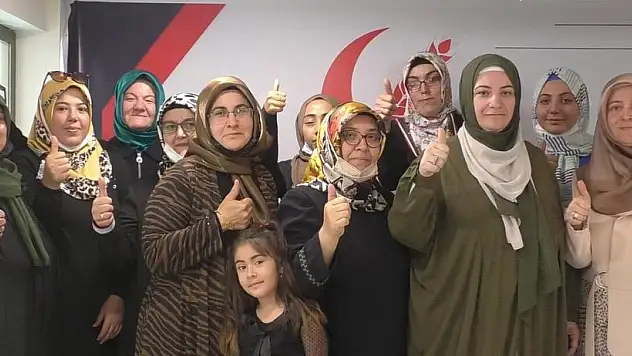 YENİDEN REFAH PARTİSİ KADIN KOLLARI, AŞURE İKRAMINDA BULUNDU
