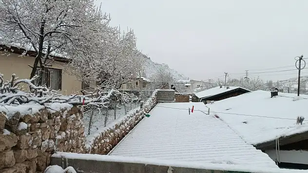 Yeşilhisar'da etkili olan kar yağışı ilçeyi beyaza bürüdü