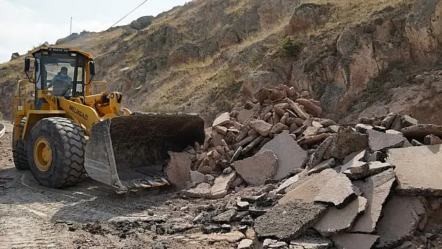 YEŞİLYURT CADDESİ YENİLENİYOR