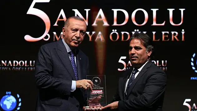 YILIN YEREL GAZETESİ ANADOLU HABER'E ÖDÜLÜNÜ CUMHURBAŞKANI VERDİ