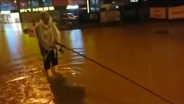 Yol göle dönünce oltasını alıp dışarı çıktı