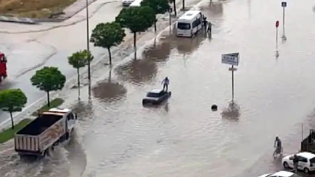 Yol Göle Dönünce Otomobilinin Üzerinde Yardım Bekledi