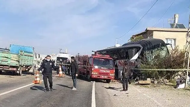 YOLCU OTOBÜSÜ İLE KAMYONET ÇARPIŞTI: 1 ÖLÜ, 11 YARALI
