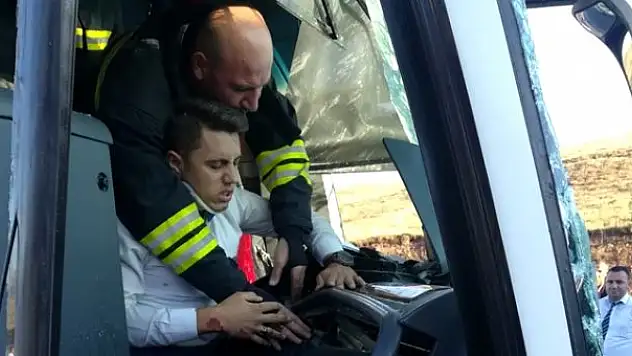 YOLCU OTOBÜSÜ İLE TIR ÇARPIŞTI: 2'Sİ AĞIR, 17 YARALI