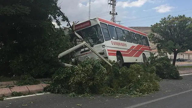 Yolcu otobüsü refüje çıktı
