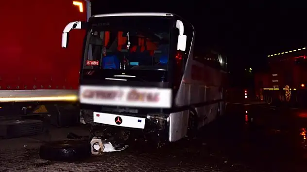 Yolcu otobüsü TIR'a çarptı: 17 yaralı