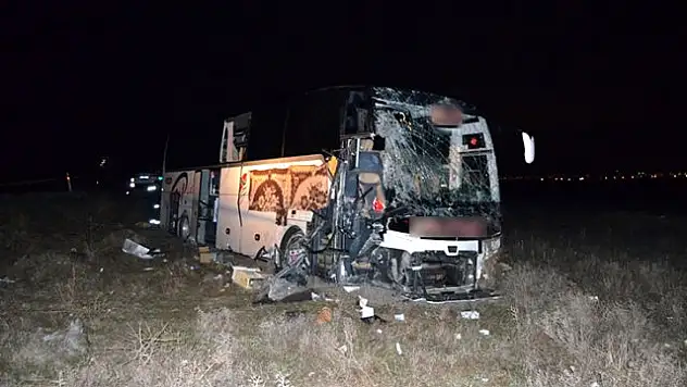 YOLCU OTOBÜSÜ TIRA ÇARPTI: 44 YARALI