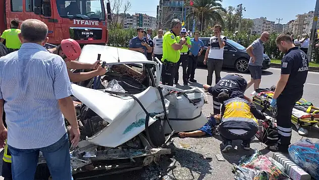 YOLCU OTOBÜSÜNE ÇARPAN OTOMOBİLDE CAN KAYBI