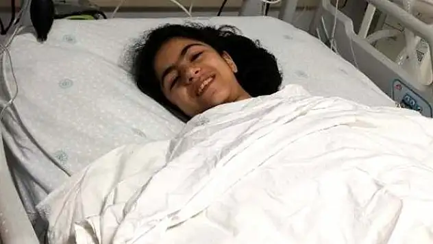 YOLDA YÜRÜRKEN BOĞAZINA MAKAS SAPLANDI