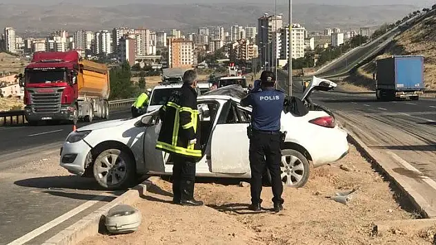 YOLDAN ÇIKAN OTOMOBİL AYDINLATMA DİREĞİNE ÇARPTI: 1 ÖLÜ 2 YARALI