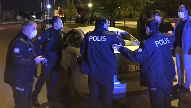 YORGUN MERMİ, TRAFİK IŞIKLARINDA BEKLEYEN OTOMOBİLE İSABET ETTİ