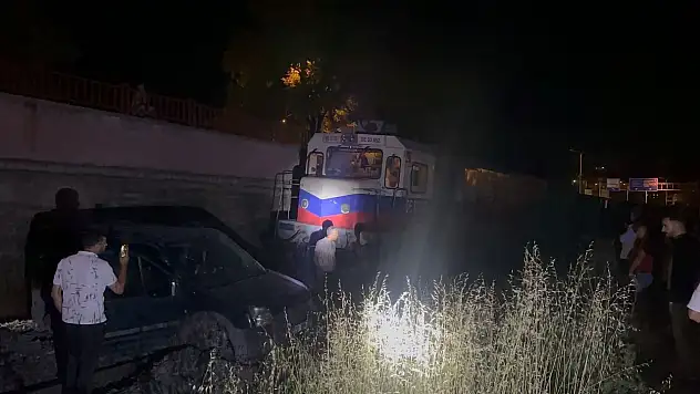 Yük treni hafif ticari aracı 120 metre sürükledi: 2 yaralı